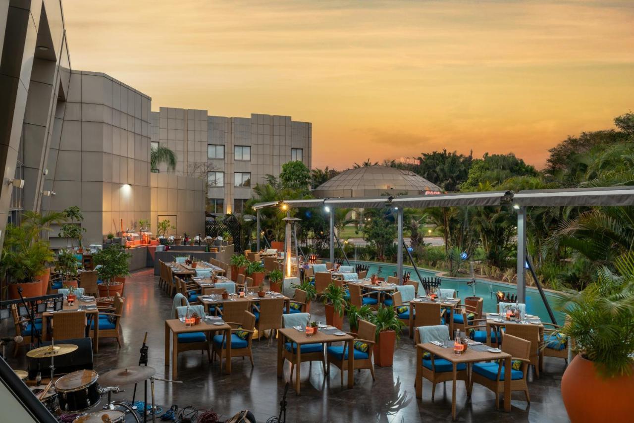 Radisson Blu Hotel Lusaka Bagian luar foto The Pool Bar