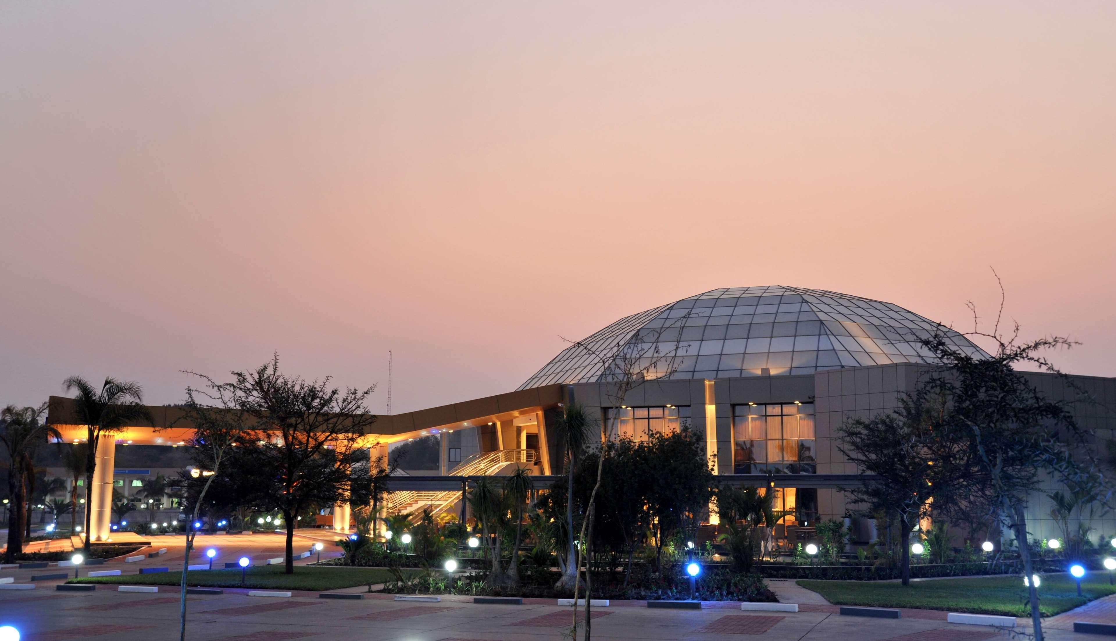 Radisson Blu Hotel Lusaka Bagian luar foto The Texas A&M University-Commerce Library