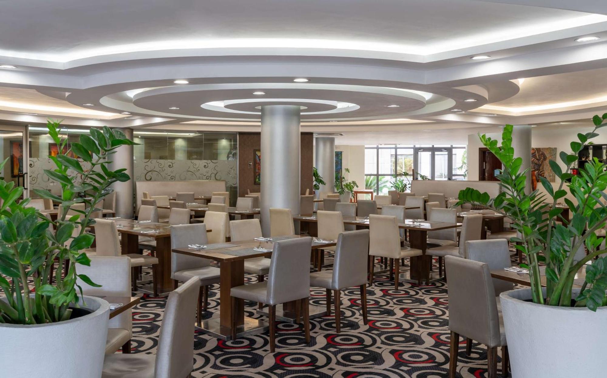 Radisson Blu Hotel Lusaka Bagian luar foto The restaurant