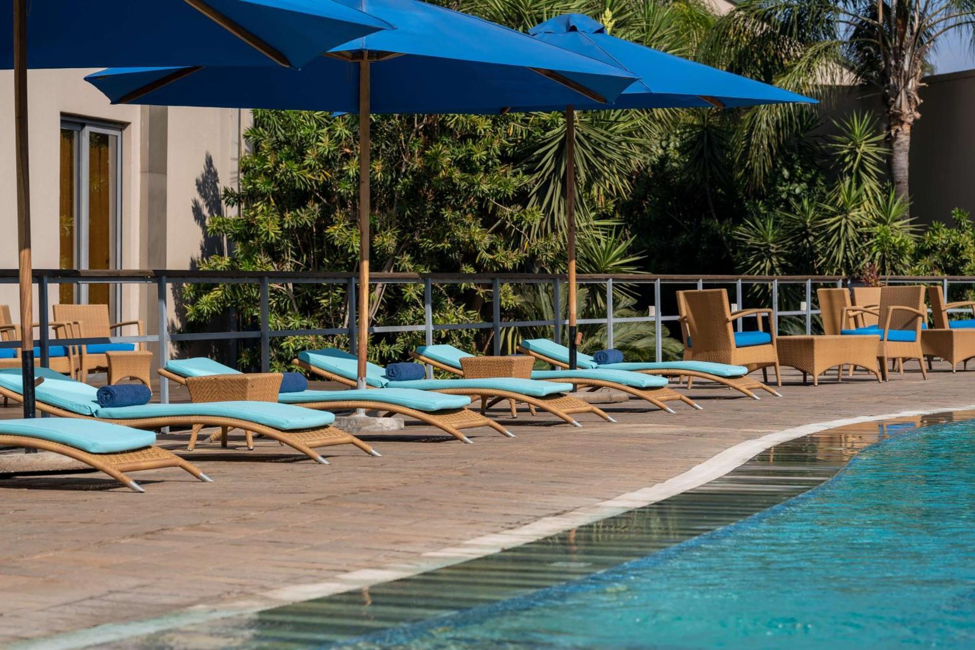Radisson Blu Hotel Lusaka Bagian luar foto Pool at the hotel